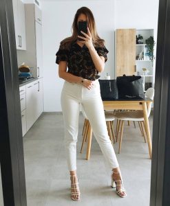 شلوار سفید پارچه‌ای + صندل پاشنه‌دار